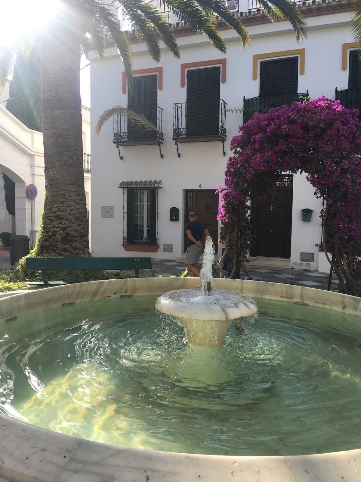 Beachside Remote Work, Yearround Pool Apartment Benalmádena